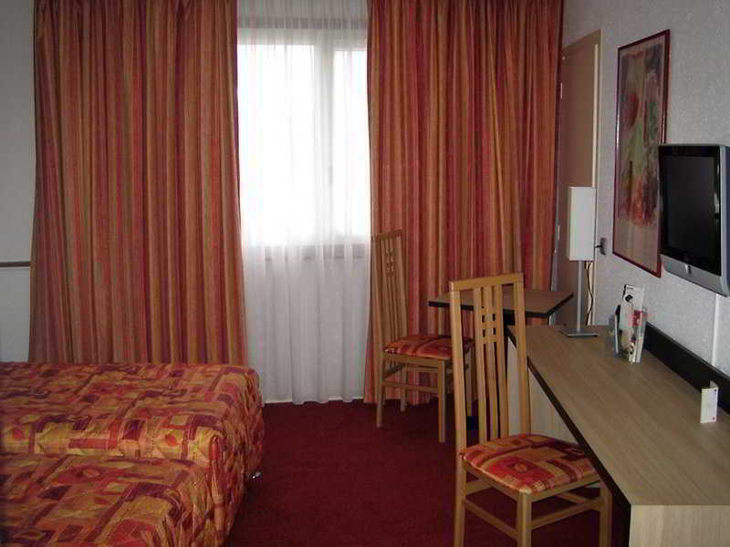Inter-Hotel La Closerie Beaune Бон Номер фото