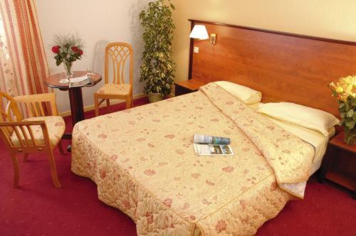 Inter-Hotel La Closerie Beaune Бон Номер фото
