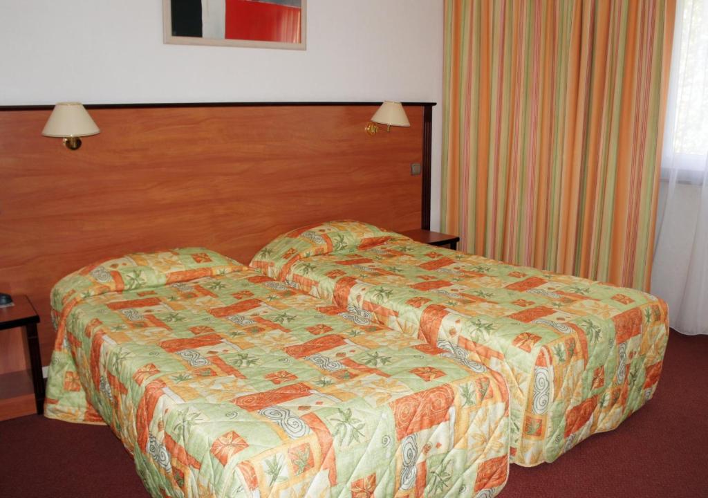Inter-Hotel La Closerie Beaune Бон Номер фото