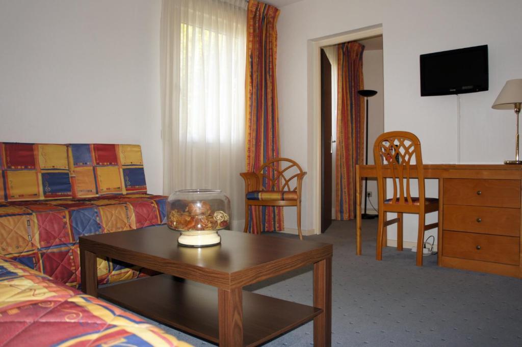 Inter-Hotel La Closerie Beaune Бон Номер фото